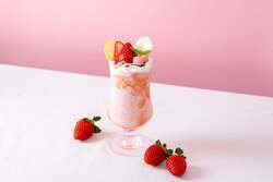 あまりん果肉の贅沢ストロベリーシェイク　880円