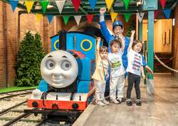 「チョコまみれのパーシーに会える！トーマスタウンのバレンタイン　ハット卿とダンスも」の写真