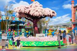 「88万個のレゴ桜がお出迎え！レゴランドで春のお祝いパーティー、限定ショーも開催」の写真
