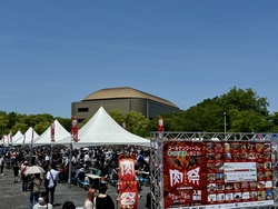 「絶品肉料理とビールが集結！ヒーローショーやダンスも楽しめる肉祭、川崎でGW開催決定」の写真