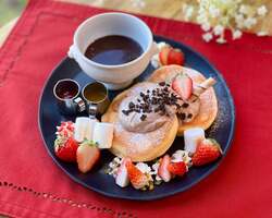 「贅沢いちごのチョコフォンデュぱんケーキ」（イメージ）