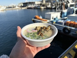「無料カキ汁も！詰め放題や限定ラーメンが楽しめる「泉州牡蠣フェス」が岸和田で開催」の写真