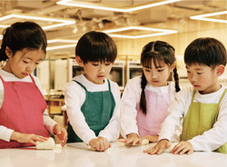 「ドラえもんがピザに！？映画公開記念の料理レッスンがABCクッキングで全国開催決定」の写真