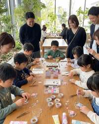 「無料のシール交換会＆世界にひとつのシール作り！親子でハマる体験イベントが岸和田で」の写真