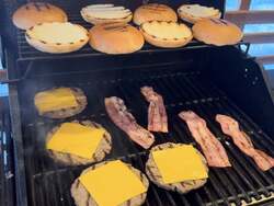 「ハンバーガー作りや遊具に子供が夢中！親子で遊び尽くす体験型BBQが成田に誕生」の写真