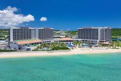 「沖縄で一足早く夏を先取り！巨大プールと天然ビーチ、伝統の舟体験も楽しめる海開き」の写真