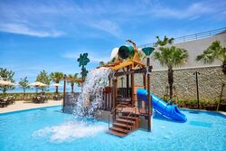 「沖縄で一足早く夏を先取り！巨大プールと天然ビーチ、伝統の舟体験も楽しめる海開き」の写真