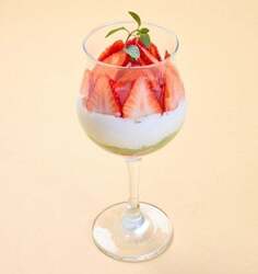 紅ほっぺとやわらか抹茶杏仁豆腐のチャイナ パフェ