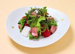 紅ほっぺとローストビーフの春野菜サラダ