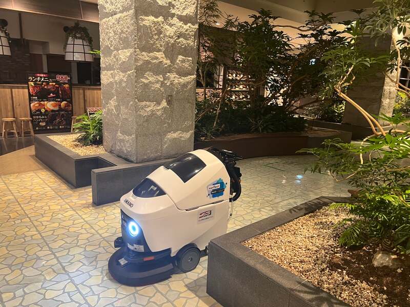 HAPiiBOT（ハピボット）／ウェット清掃ロボット