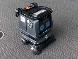 R3-Vac（アール３バック）／ドライ清掃ロボット