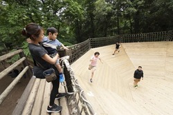 「【2026年最新】関東のおすすめアスレチック15選　空中＆室内＆水上＆大人向けも」の写真