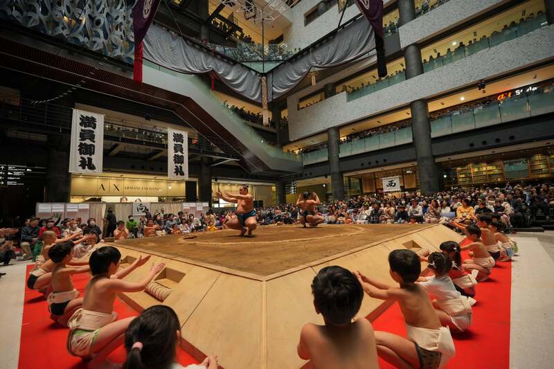 力士に挑戦「ちびっこ相撲」