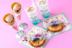 「自分好みのパフェが作れる！東京ディズニーランドにヴァネロペのお菓子な世界が再登場」の写真