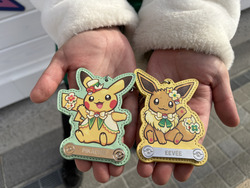 ワゴン限定販売！ピカチュウとイーブイのキーホルダー（各1,800円）。タグ部分に自分の名前など、好きな文字を8文字まで記入できます