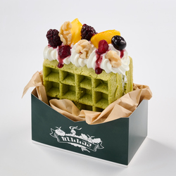 「フルーツとナッツのケールワッフルサンド」900円／チルタリスのはねやすめキッチン