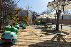 屋外スペースには、パラソルも設置されているので直射日光を避けられます