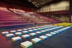 ステージの目の前にある「イーブイエリア」（白い座席）と「ピカチュウエリア」（黄色い座席）は、ポケモンたちの動きを間近で感じられる特等席！