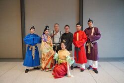 商店街丸ごと物語体験エンタビ（R）｜平城宮跡歴史公園 平城宮いざない館で現在、不定期上演中の観光客参加型ドラマアトラクション「エンタビ（R） 平城遷都誘宵記」2025年11月集合写真