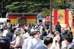 「日本最大級のパエリア祭りが日比谷に！巨大鍋の迫力とにぎやかなステージを家族で満喫」の写真