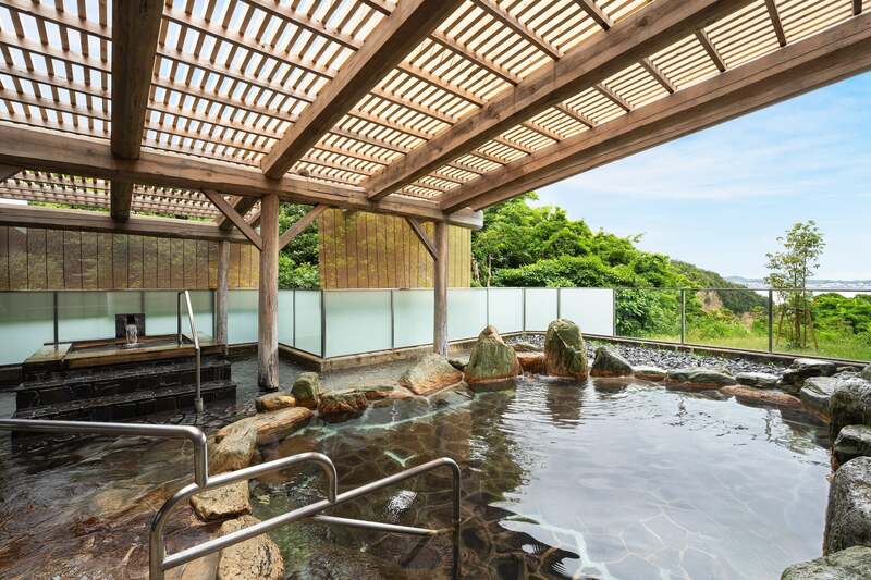 海から吹く風を感じる非日常の湯浴みを楽しむ温泉露天風呂