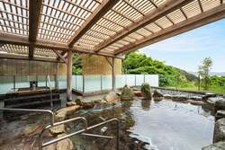 海から吹く風を感じる非日常の湯浴みを楽しむ温泉露天風呂