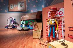 「【日本初上陸】ピクサーの世界に没入！24体以上の等身大キャラに会える体験型展覧会」の写真