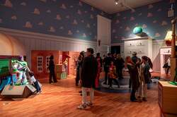 「【日本初上陸】ピクサーの世界に没入！24体以上の等身大キャラに会える体験型展覧会」の写真