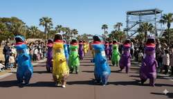 「【横須賀】300体の恐竜が激走！ティラノレース開催＆没入型「恐竜島」も新オープン」の写真