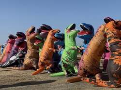 第3回実施の余興「ティラノ綱引き」の様子