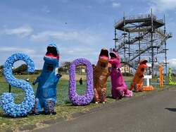 ティラノサウルス同士で交流を深めて記念撮影