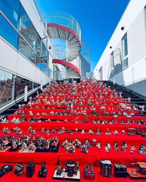 ひなまつり2026人間総合科学大学・よくばりマルシェ＠UHAS／前回のひな人形の階段飾りの様子