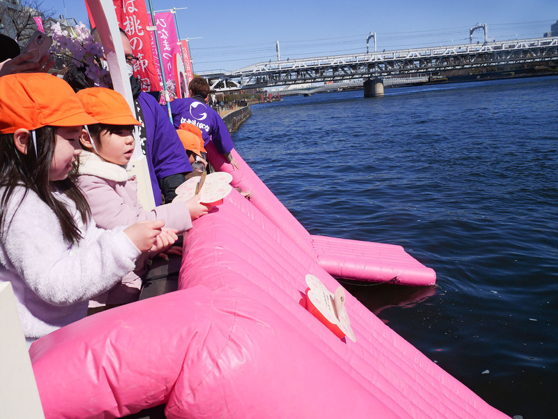 第41回江戸流しびな／吾妻橋たもと親水テラスの流しびな風景