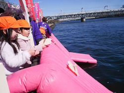 第41回江戸流しびな／吾妻橋たもと親水テラスの流しびな風景