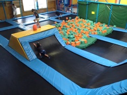 「【2026年】関西のトランポリンパークおすすめ11選！大阪・兵庫・京都の大型施設を厳選」の写真