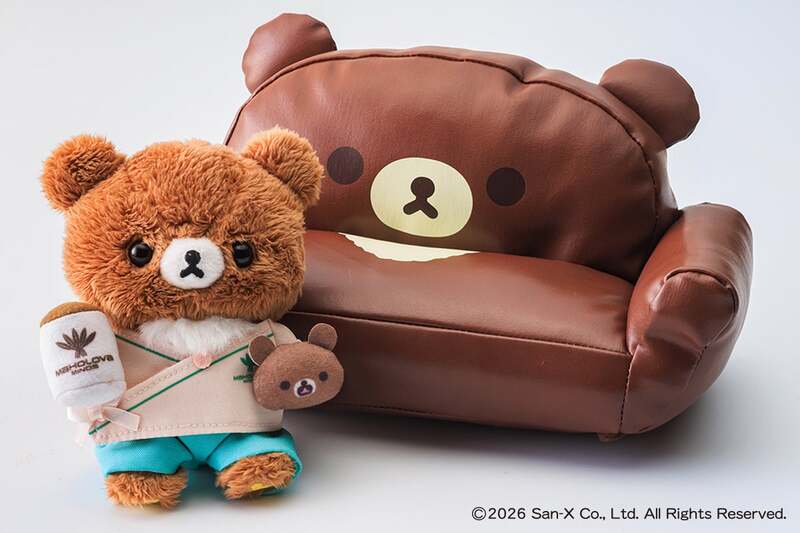 チャイロイコグマルーム宿泊者限定特典のオリジナルぬいぐるみとミネラルウォーター