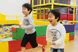 「【2026年】関西のトランポリンパークおすすめ11選！大阪・兵庫・京都の大型施設を厳選」の写真