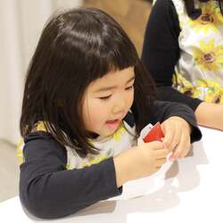 「キッザニア甲子園に期間限定「ランドセル工房」が登場！ミニランドセル作りを体験」の写真