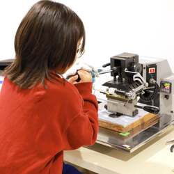 「キッザニア甲子園に期間限定「ランドセル工房」が登場！ミニランドセル作りを体験」の写真