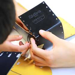 「キッザニア甲子園に期間限定「ランドセル工房」が登場！ミニランドセル作りを体験」の写真