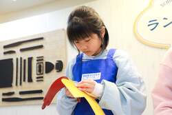 「キッザニア甲子園に期間限定「ランドセル工房」が登場！ミニランドセル作りを体験」の写真