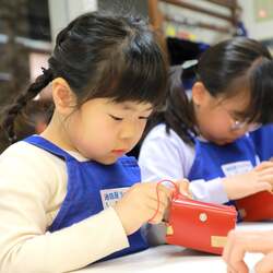 「キッザニア甲子園に期間限定「ランドセル工房」が登場！ミニランドセル作りを体験」の写真