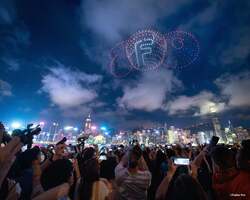 「【日本初】お台場の夜空に1000機のドラえもん！入場無料で楽しむ壮大ドローンショー」の写真