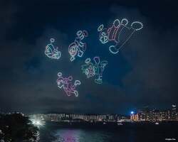 「【日本初】お台場の夜空に1000機のドラえもん！入場無料で楽しむ壮大ドローンショー」の写真