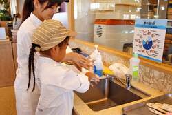 「本格制服でパティシエ気分！春休みの神戸で子供が主役のケーキ作り体験　受付スタート」の写真