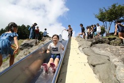 夏季限定「水のすべり台」