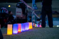 「夜空を埋め尽くす500基のスカイランタン！完売必至の感動体験、愛知・鞍ケ池公園で」の写真