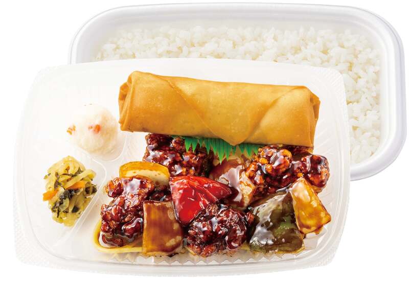 ごろっと大きな肉と野菜 黒酢酢豚＆春巻弁当　690円