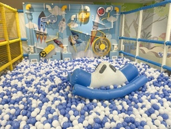 「雨の日OK！室内遊園地「キッズランドUS mini 東京吉祥寺店」がリニューアルオープン」の写真