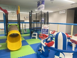 「雨の日OK！室内遊園地「キッズランドUS mini 東京吉祥寺店」がリニューアルオープン」の写真